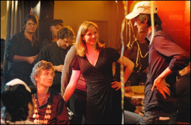 Alles Lüge - Szene mit Julia Jäger und Raúl Semmler / Foto: Arnim Thomass (C) Dokfilm